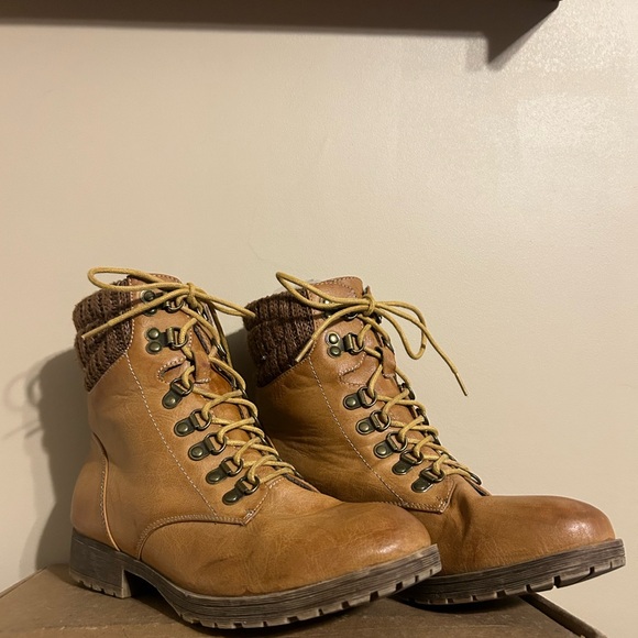 Refresh leatherette lace up sweater combat boots NWOT - Picture 2 of 5